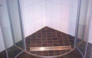 Beispiele für die Gestaltung begehbarer Duschen / Badezimmer - Platten Haas