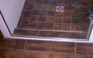 Beispiele für die Gestaltung begehbarer Duschen / Badezimmer - Platten Haas